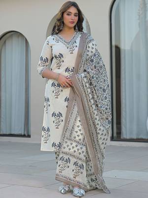 Women Floral Printed Regular Kurta with Trousers & With Dupatta 1