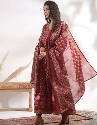 Women Floral Printed Regular Kurta with Trousers & With Dupatta 4