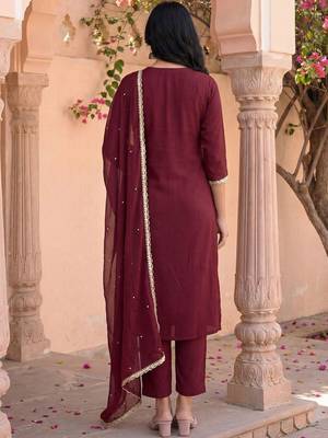 Women Floral Embroidered Regular Thread Work Kurta with Trousers & With Dupatta 3