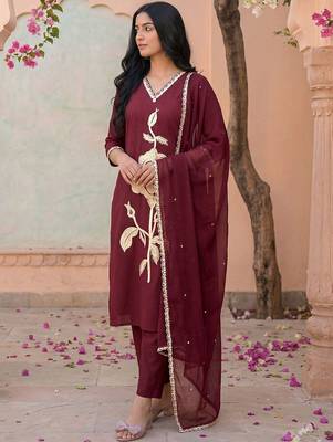 Women Floral Embroidered Regular Thread Work Kurta with Trousers & With Dupatta 7