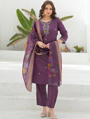 Women Embroidered Regular Thread Work Kurta with Trousers & With Dupatta 6