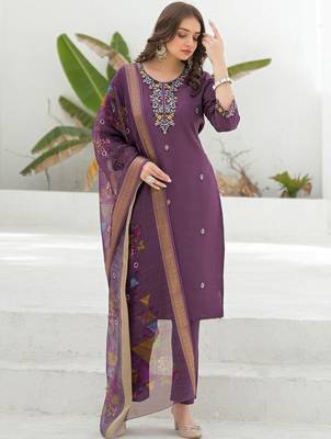Women Embroidered Regular Thread Work Kurta with Trousers & With Dupatta 7