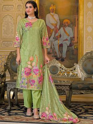 Women Floral Printed Regular Kurta with Trousers & With Dupatta 1