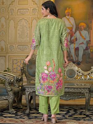 Women Floral Printed Regular Kurta with Trousers & With Dupatta 2