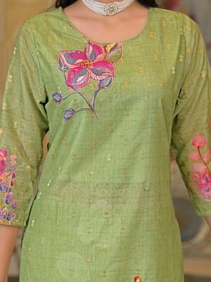 Women Floral Printed Regular Kurta with Trousers & With Dupatta 5
