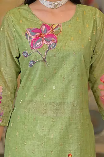 Women Floral Printed Regular Kurta with Trousers & With Dupatta