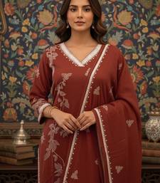 Women Floral Embroidered Regular Thread Work Kurta with Trousers & With Dupatta