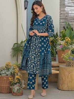 Women Floral Printed Regular Kurta with Trousers & With Dupatta 3