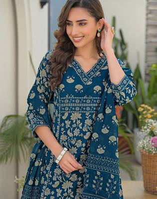 Women Floral Printed Regular Kurta with Trousers & With Dupatta 7