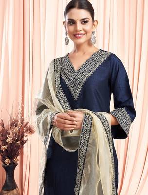 Women Floral Embroidered Kurta with Trousers & Dupatta 2