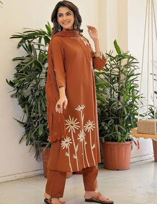 Women Floral Embroidered Regular Thread Work Pure Cotton Kurta with Trousers & With Dupatta 3