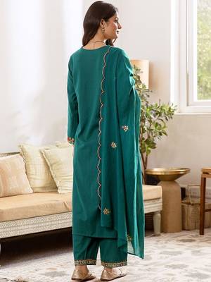 Women Floral Embroidered Regular Thread Work Kurta with Trousers & With Dupatta 2