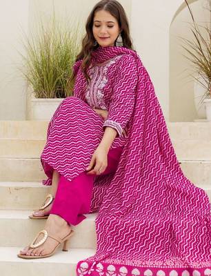 Women Bandhani Printed Kurta with Trouser & Dupatta 2