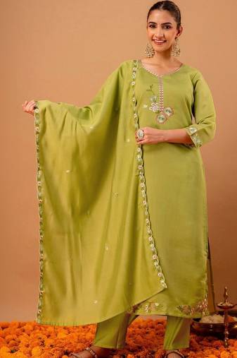 Women Floral Embroidered Regular Thread Work Chanderi Cotton Kurta with Trousers & With Dupatta