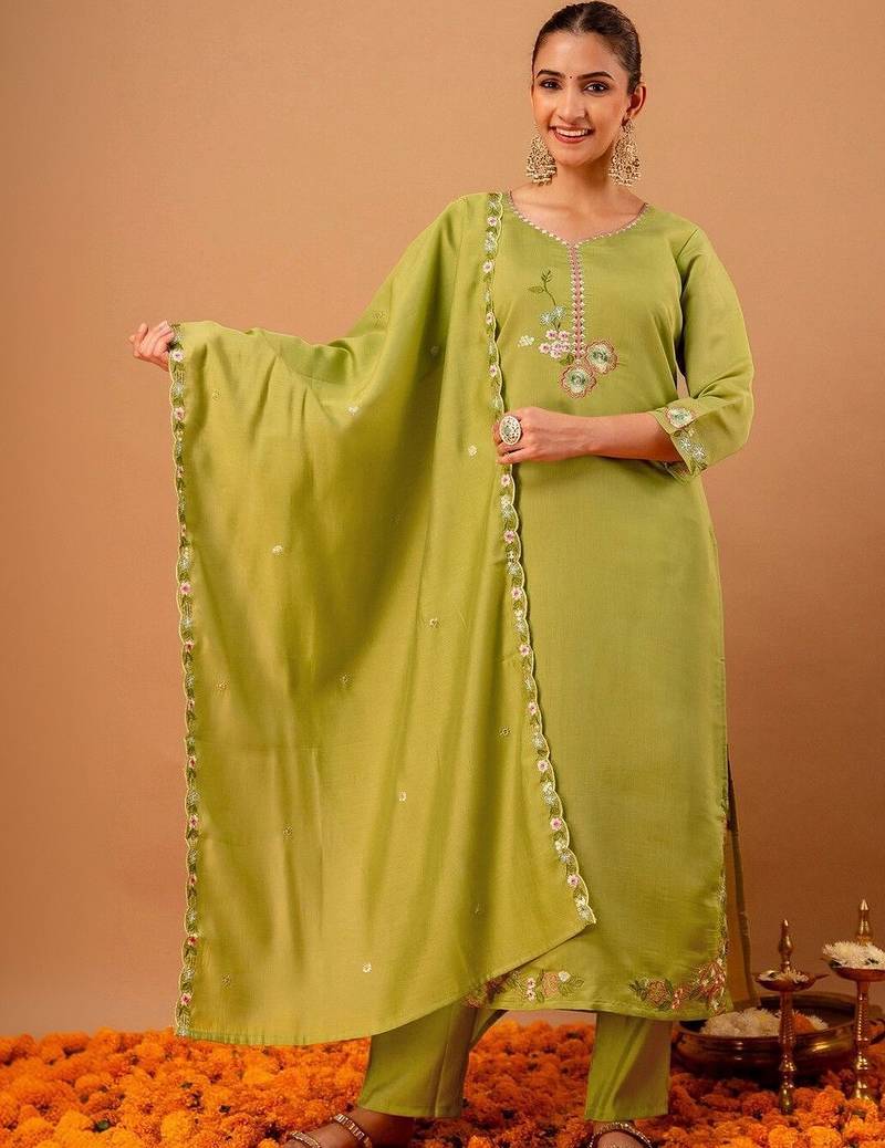Women Floral Embroidered Regular Thread Work Chanderi Cotton Kurta with Trousers & With Dupatta