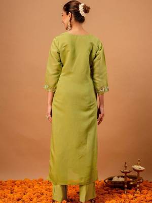 Women Floral Embroidered Regular Thread Work Chanderi Cotton Kurta with Trousers & With Dupatta 2
