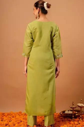 Women Floral Embroidered Regular Thread Work Chanderi Cotton Kurta with Trousers & With Dupatta
