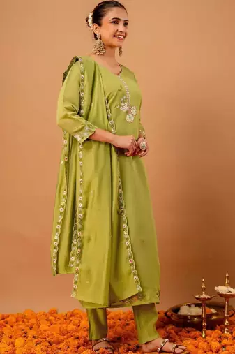Women Floral Embroidered Regular Thread Work Chanderi Cotton Kurta with Trousers & With Dupatta