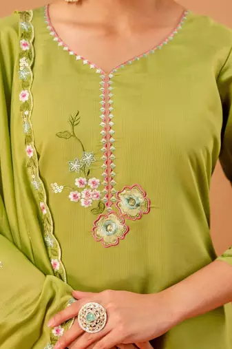 Women Floral Embroidered Regular Thread Work Chanderi Cotton Kurta with Trousers & With Dupatta