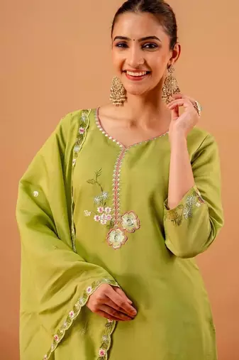Women Floral Embroidered Regular Thread Work Chanderi Cotton Kurta with Trousers & With Dupatta