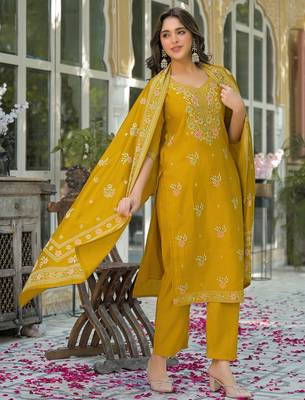 Women Floral Embroidered Regular Thread Work Kurta with Trousers & With Dupatta 3