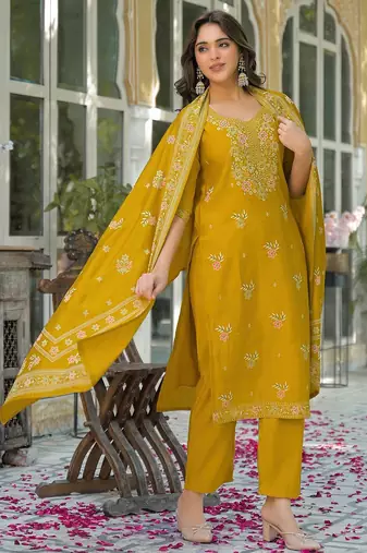Women Floral Embroidered Regular Thread Work Kurta with Trousers & With Dupatta