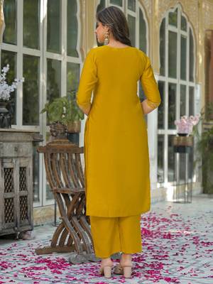 Women Floral Embroidered Regular Thread Work Kurta with Trousers & With Dupatta 4