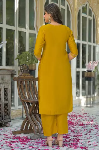 Women Floral Embroidered Regular Thread Work Kurta with Trousers & With Dupatta