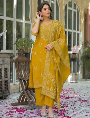 Women Floral Embroidered Regular Thread Work Kurta with Trousers & With Dupatta 5