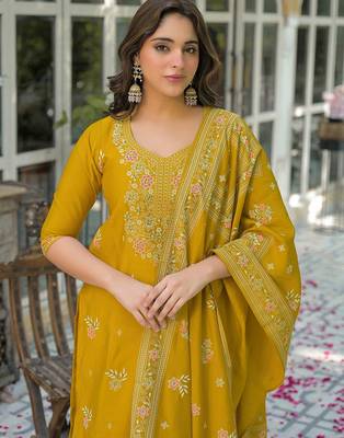 Women Floral Embroidered Regular Thread Work Kurta with Trousers & With Dupatta 6