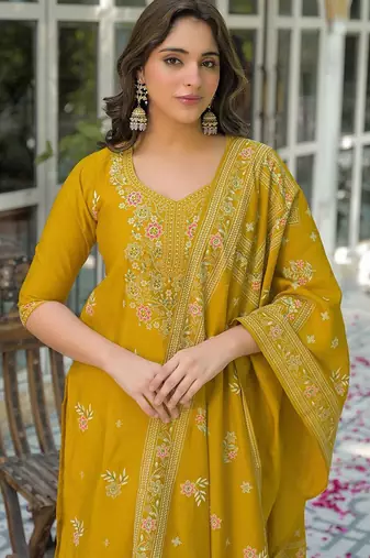 Women Floral Embroidered Regular Thread Work Kurta with Trousers & With Dupatta
