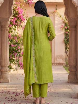 Women Ethnic Motifs Embroidered Empire Thread Work Kurta with Trousers & With Dupatta 3