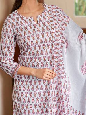 Women Floral Printed Kurta with Trousers & Dupatta 3
