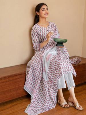 Women Floral Printed Kurta with Trousers & Dupatta 7