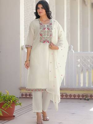 Women Floral Embroidered Regular Thread Work Kurta with Trousers & With Dupatta 1