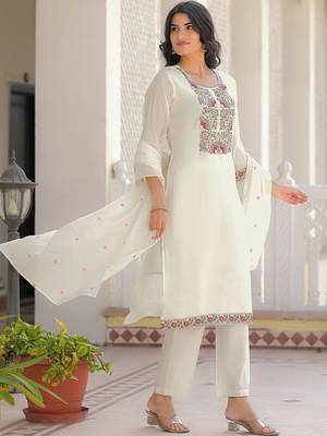 Women Floral Embroidered Regular Thread Work Kurta with Trousers & With Dupatta 6