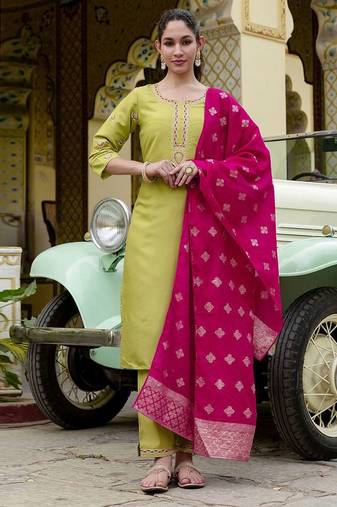 Women Floral Embroidered Kurta with Trousers & Dupatta