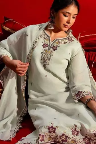 Women Floral Embroidered Regular Thread Work Chanderi Cotton Kurta with Trousers & With Dupatta