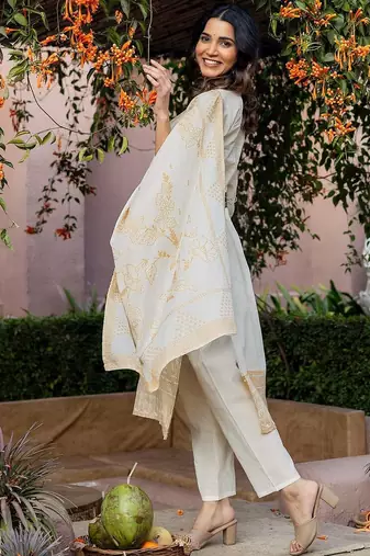 Women Ethnic Motifs Printed Regular Kurta with Trousers & With Dupatta