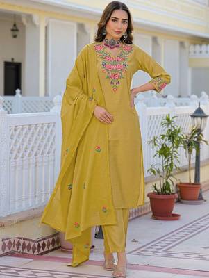 Women Floral Embroidered Regular Thread Work Kurta with Trousers & With Dupatta 1