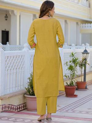 Women Floral Embroidered Regular Thread Work Kurta with Trousers & With Dupatta 2