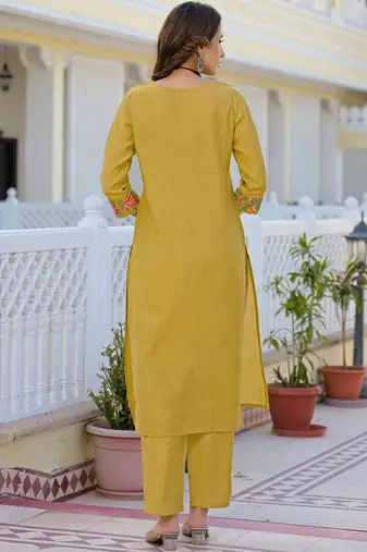 Women Floral Embroidered Regular Thread Work Kurta with Trousers & With Dupatta