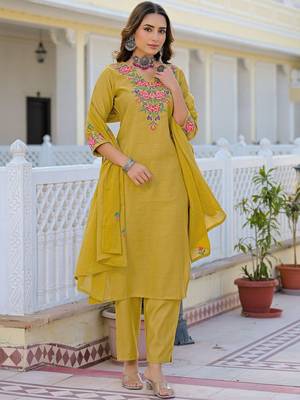 Women Floral Embroidered Regular Thread Work Kurta with Trousers & With Dupatta 3