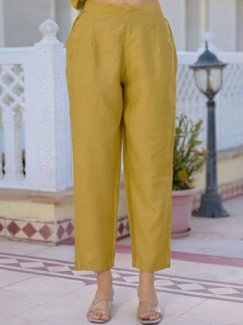 Women Floral Embroidered Regular Thread Work Kurta with Trousers & With Dupatta