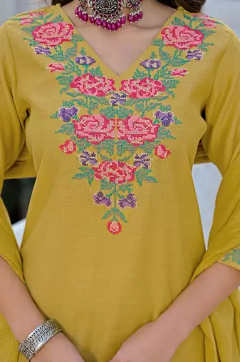 Women Floral Embroidered Regular Thread Work Kurta with Trousers & With Dupatta