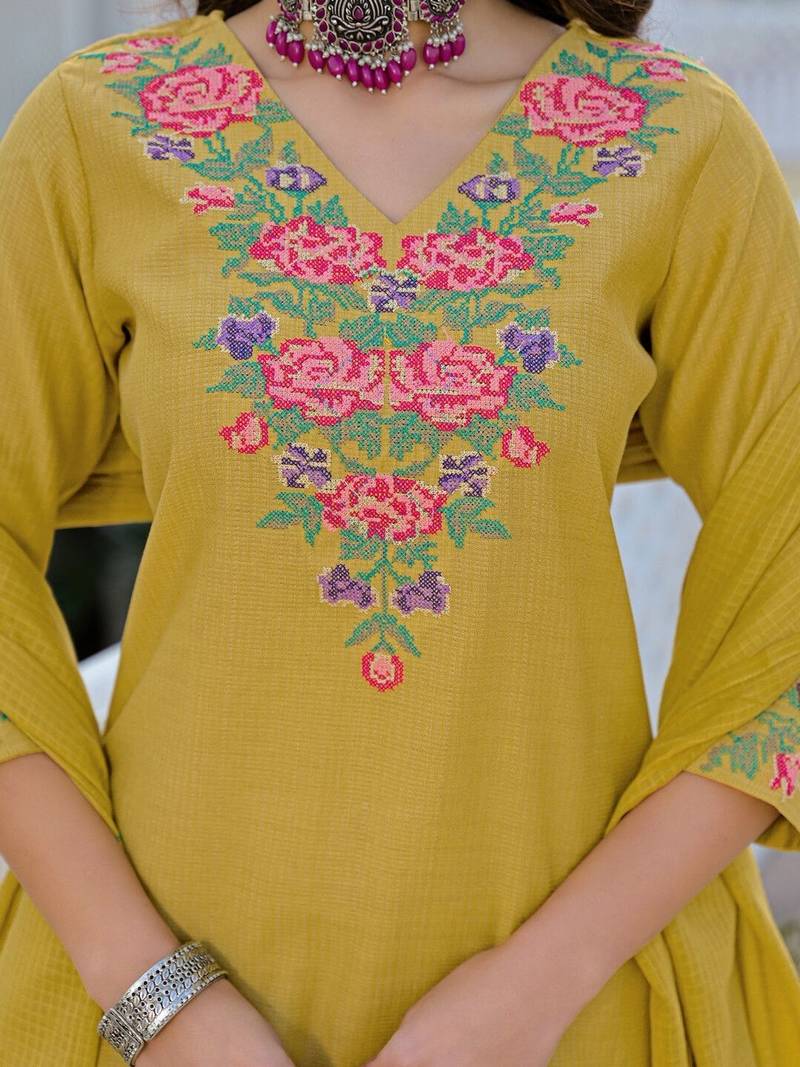 Women Floral Embroidered Regular Thread Work Kurta with Trousers & With Dupatta