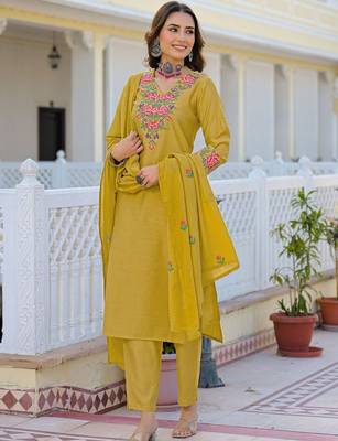 Women Floral Embroidered Regular Thread Work Kurta with Trousers & With Dupatta 6