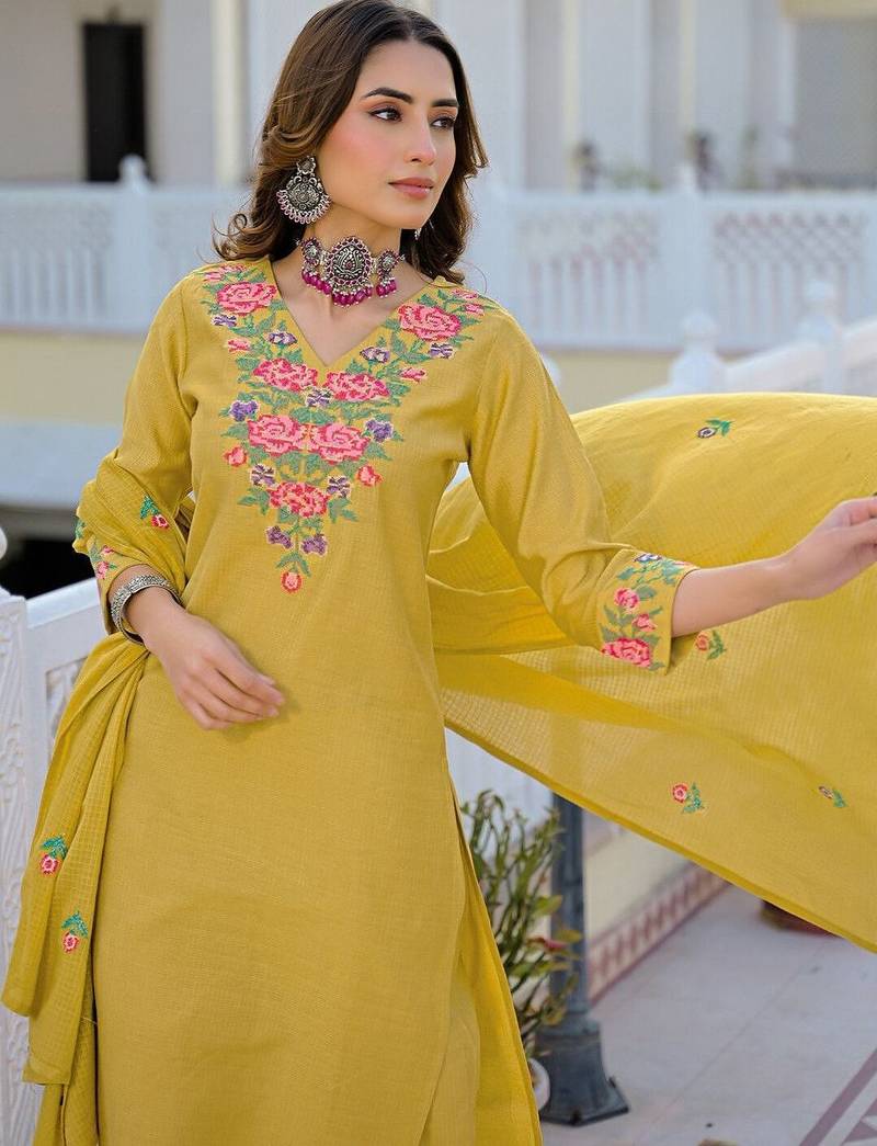 Women Floral Embroidered Regular Thread Work Kurta with Trousers & With Dupatta