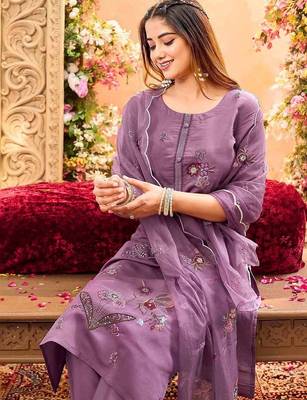 Women Floral Embroidered Regular Thread Work Kurta with Trousers & With Dupatta 2