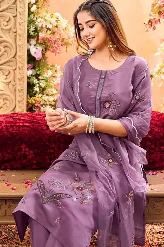 Women Floral Embroidered Regular Thread Work Kurta with Trousers & With Dupatta